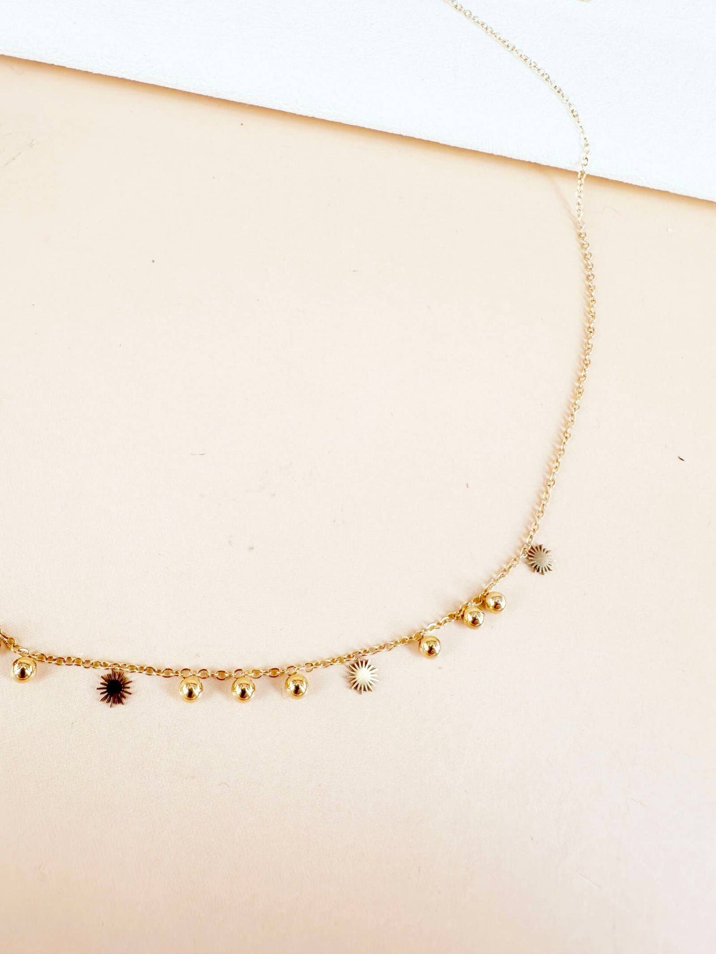 Collana a catena sottile con perle e sole