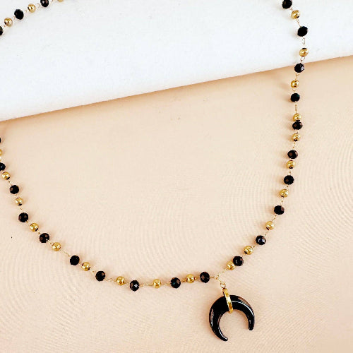 Collana perle nere e corno nero